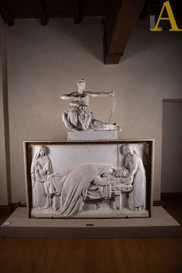L’Italia con l’arco e l’eroe caduto - Monumento ai Caduti di Saronno 