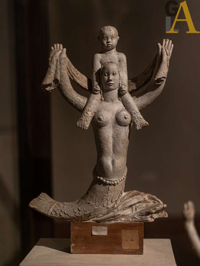 Sirenetta con putto alle spalle 