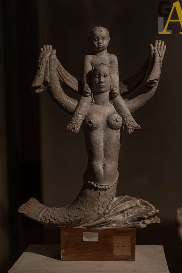 Sirenetta con putto alle spalle 